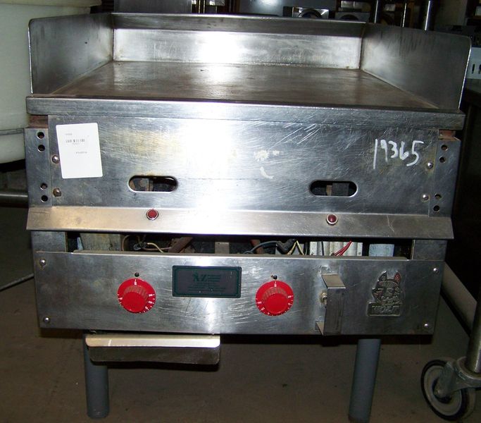 WOLF HEAVY DUTY 24 INCH THERMO GRIDDLE ON LEGS