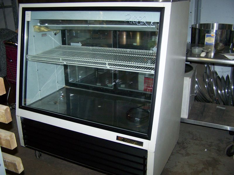 TRUE REFRIGERATED DISPLAY CABINET ON CASTERS NSF - Click Image to Close