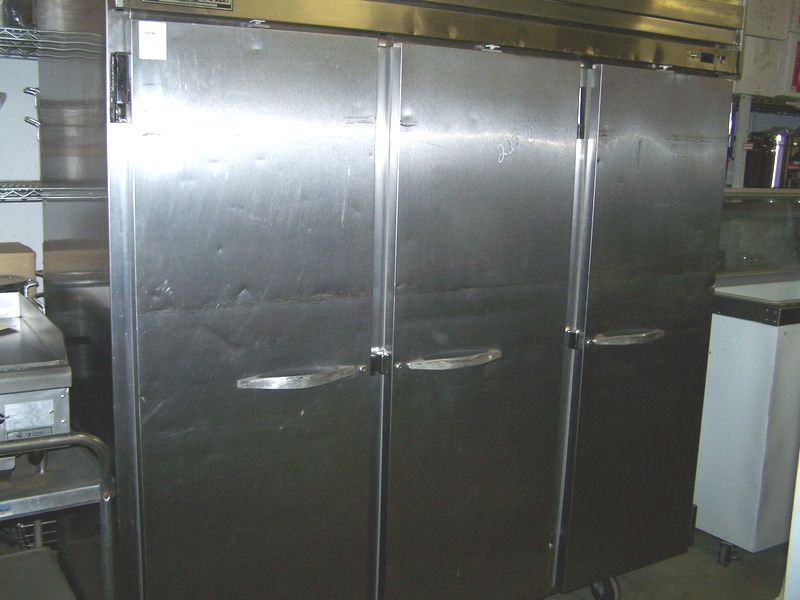 BEVERAGE AIR 3 DOOR COMMERCIAL COOLER ON CASTERS NSF - Click Image to Close