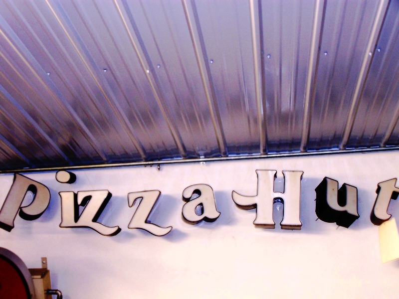 PIZZA HUT LIGHTED SIGN OUTDOOR