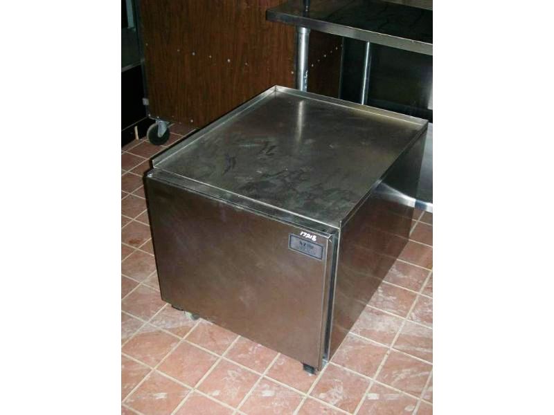 PERSISION 1-DOOR REFRIGERATED EQUIPMENT STAND - CASTERS - Click Image to Close