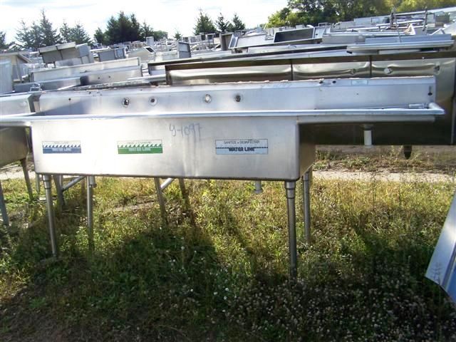 STAINLESS STEEL 3 - CMPT. SINK WITH 2 - DRAINBOARDS - DRAIN ON R