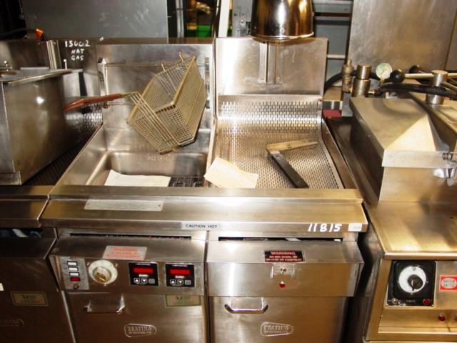 SINGLE FRYER WITH FILTER SYSTEM ON CASTERS - Click Image to Close