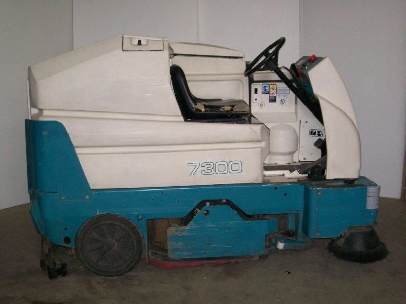 TENNANT 7300 MP1000 RIDER FLOOR SCRUBBER  